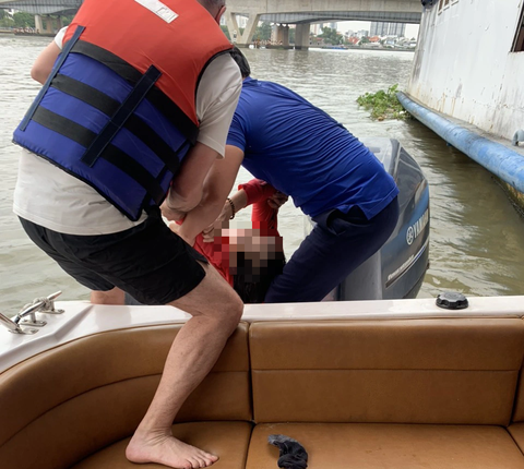 Thuyền trưởng lái ca nô cùng khách nước ngoài cứu người nhảy cầu Sài Gòn- Ảnh 1. Nhân viên của công ty du lịch đang chở khách bằng ca nô từ Củ Chi về trung tâm TP.HCM cứu được người phụ nữ - Ảnh: Anh P. cung cấp