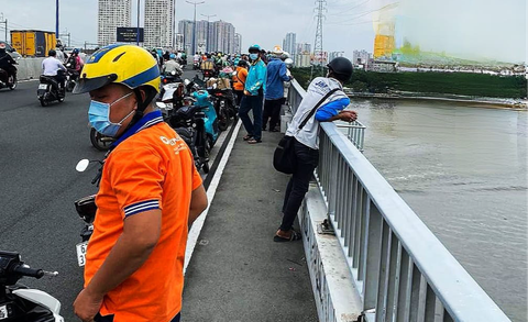 Thuyền trưởng lái ca nô cùng khách nước ngoài cứu người nhảy cầu Sài Gòn- Ảnh 2. Người dân tập trung trên cầu theo dõi vụ việc - Ảnh: THANN TÚ