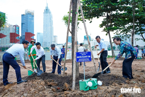 Trồng 15.000 cây hướng dương, bờ sông Sài Gòn phía Thủ Thiêm chờ ngày rực rỡ- Ảnh 3. Lãnh đạo, nguyên lãnh đạo TP.HCM, TP Thủ Đức tham gia lễ phát động trồng cây tại bờ sông Sài Gòn phía Thủ Thiêm chiều 28-11 - Ảnh: CHÂU TUẤN