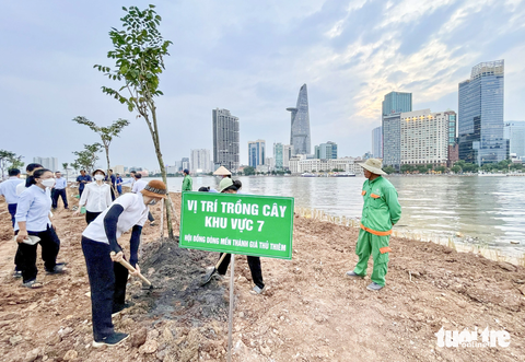 Trồng 15.000 cây hướng dương, bờ sông Sài Gòn phía Thủ Thiêm chờ ngày rực rỡ- Ảnh 6. Dòng mến thánh giá Thủ Thiêm và nhà thờ Thủ Thiêm đã ủng hộ rất nhiều để thông suốt tuyến đường ven sông từ hầm Thủ Thiêm đến cầu Ba Son - Ảnh: LÊ PHAN
