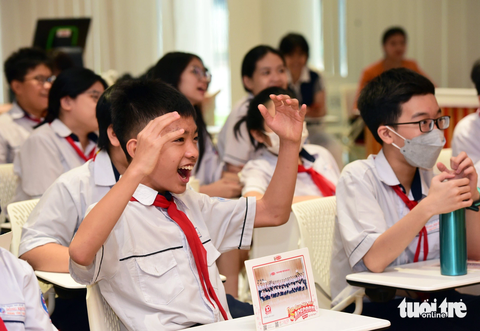 Học sinh tham quan nhà máy, viết trải nghiệm bằng tiếng Anh- Ảnh 1. Các em học sinh Trường THCS Đồng Khởi (quận 1, TP.HCM) hào hứng tìm hiểu thông tin khi đến tham quan nhà máy Acecook Việt Nam - Ảnh: DUYÊN PHAN