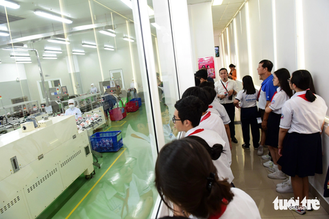 Học sinh tham quan nhà máy, viết trải nghiệm bằng tiếng Anh- Ảnh 2. Học sinh tận mắt quan sát dây chuyền sản xuất mì khép kín với 12 công đoạn - Ảnh: DUYÊN PHAN