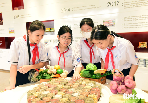 Học sinh tham quan nhà máy, viết trải nghiệm bằng tiếng Anh- Ảnh 3. Học sinh tìm hiểu về nhà máy, trao đổi, làm việc nhóm tăng tính tương tác - Ảnh: DUYÊN PHAN