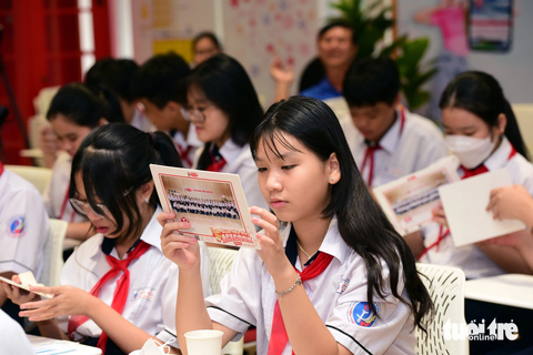 Học sinh tham quan nhà máy, viết trải nghiệm bằng tiếng Anh- Ảnh 6. Và thích thú với phần chụp ảnh lấy liền - Ảnh: DUYÊN PHAN