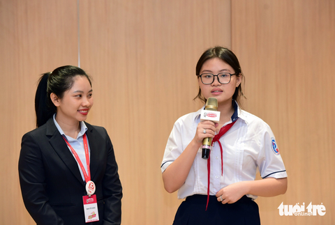 Tham quan thực tế mang lại cho học sinh những hiệu quả tích cực- Ảnh 2. Em Vũ Ngọc An Nhi (học sinh Trường THCS Đồng Khởi, quận 1, TP.HCM) gửi lời cảm ơn đến anh chị, cô chú đã tổ chức buổi tham quan thực tế cho học sinh - Ảnh: DUYÊN PHAN