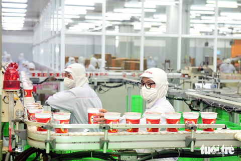 Tham quan thực tế mang lại cho học sinh những hiệu quả tích cực- Ảnh 3. Công nhân trong nhà máy mì mặc đồ bảo hộ an toàn, tham gia dây chuyền sản xuất - Ảnh: DUYÊN PHAN