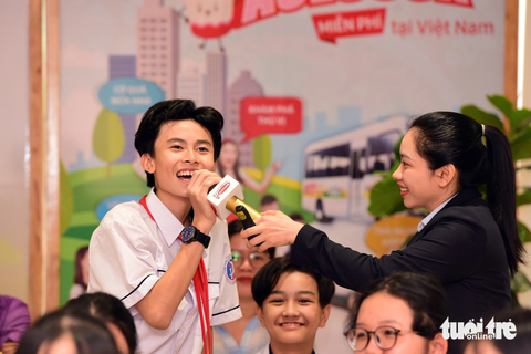 Tham quan thực tế mang lại cho học sinh những hiệu quả tích cực- Ảnh 4. Em Nguyễn Hoàng Thiên Trí (học sinh Trường THCS Đồng Khởi, quận 1, TP.HCM) cho biết hình tượng công nhân trong tưởng tượng của em khác xa khi đi thực tế - Ảnh: DUYÊN PHAN