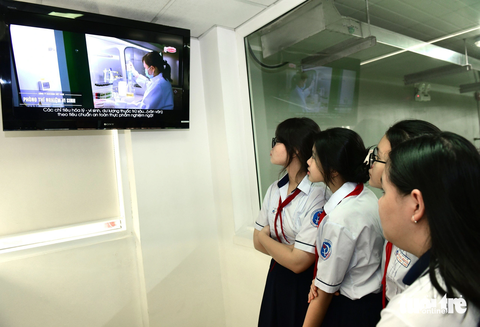 Tham quan thực tế mang lại cho học sinh những hiệu quả tích cực- Ảnh 5. Các em học sinh tận mắt xem quy trình sản xuất mì khép kín - Ảnh: DUYÊN PHAN