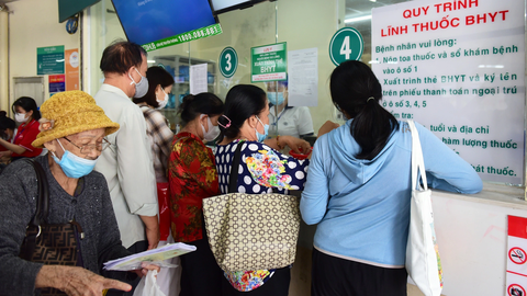 Thêm trường hợp nào được hưởng bảo hiểm y tế 100%?- Ảnh 1. Người dân khám chữa bệnh theo chương trình bảo hiểm y tế tại Bệnh viện Thủ Đức - Ảnh: DUYÊN PHAN