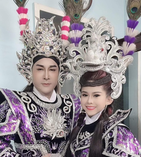 Hình ảnh Bình Tinh (bìa phải) cùng ba nuôi Kim Tử Long - Ảnh: NVCC Hình ảnh Bình Tinh (bìa phải) cùng ba nuôi Kim Tử Long - Ảnh: NVCC
