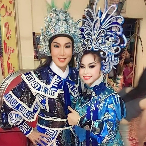 Nghệ sĩ Bình Tinh (bìa phải) nhớ ba nuôi Vũ Linh trong vai Cao Quân Bảo đã chỉ dạy cho cô rất nhiều về nghề nghiệp - Ảnh: NVCC Nghệ sĩ Bình Tinh (bìa phải) nhớ ba nuôi Vũ Linh trong vai Cao Quân Bảo đã chỉ dạy cho cô rất nhiều về nghề nghiệp - Ảnh: NVCC