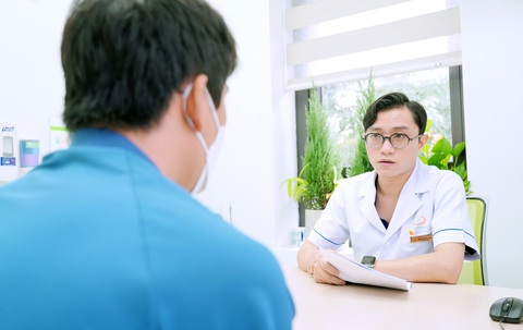 Bác sĩ Hồ Hữu Phúc, Bệnh viện Nam học và Hiếm muộn Hà Nội thăm khám cho bệnh nhân - Ảnh: BVCC Bác sĩ Hồ Hữu Phúc, Bệnh viện Nam học và Hiếm muộn Hà Nội, thăm khám cho bệnh nhân - Ảnh: BVCC