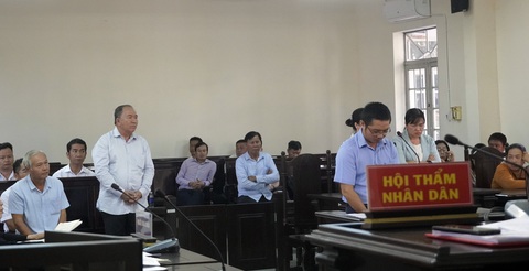 Điều tra bổ sung vụ án cựu chủ tịch huyện của Bà Rịa - Vũng Tàu ký cấp sổ đỏ sai- Ảnh 3. Các bị cáo và đương sự có liên quan trong vụ án đứng đối chất tại tòa sáng 28-11 - Ảnh: Đ.H.