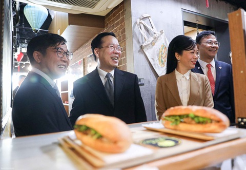 Chủ tịch nước Võ Văn Thưởng ăn bánh mì, uống cà phê Việt Nam giữa Tokyo- Ảnh 1. Chủ tịch nước Võ Văn Thưởng và phu nhân đến tiệm "Bánh mì Xin chào" - Ảnh: NGUYỄN HỒNG/Báo Thế giới và Việt Nam