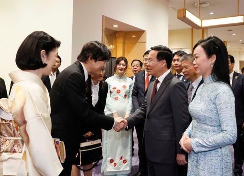 Nghệ sĩ Đặng Thái Sơn đệm đàn cho ca sĩ Nhật Bản hát bài của Thái thượng hoàng- Ảnh 1. Chủ tịch nước Võ Văn Thưởng và Phu nhân chào Hoàng thái tử Nhật Bản Akishino và Công nương tại lễ kỷ niệm - Ảnh: TTXVN
