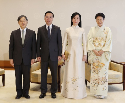 Chủ tịch nước Võ Văn Thưởng hội kiến Nhật hoàng Naruhito- Ảnh 1. Chủ tịch nước Võ Văn Thưởng và phu nhân chụp ảnh cùng Nhật hoàng Naruhito và Hoàng hậu - Ảnh: TTXVN
