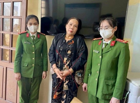 Chửi bới, xúc phạm nhiều lãnh đạo trên mạng xã hội, một phụ nữ bị khởi tố- Ảnh 1. Bà Hằng bị khởi tố và bắt tạm giam vì chửi bới nhiều lãnh đạo trên mạng - Ảnh: Công an TP Đồng Hới cung cấp