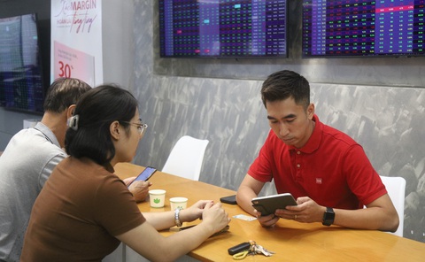 Ám ảnh thua lỗ, nhà đầu tư gửi ngân hàng dù lãi suất thấp, ‘không chịu’ vào chứng khoán- Ảnh 1. Dòng tiền chảy vào thị trường chứng khoán còn khá thận trọng - Ảnh: BÌNH KHÁNH