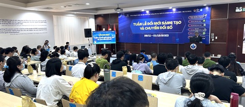 Hàng loạt hoạt động kết nối đổi mới sáng tạo cho sinh viên, doanh nghiệp- Ảnh 1. Đông đảo sinh viên tham dự khai mạc "Tuần lễ đổi mới sáng tạo và chuyển đổi số 2023" sáng nay 28-11