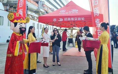 Đoàn khách Trung Quốc đầu tiên đi tàu biển cập bến ở Hạ Long- Ảnh 3. Lãnh đạo Sở Du lịch Quảng Ninh chào đón đoàn khách Trung Quốc trở lại Hạ Long bằng tàu biển - Ảnh: T.DƯƠNG