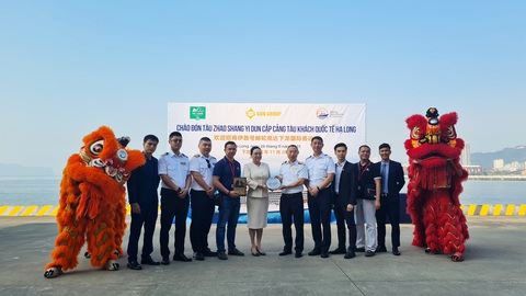 Đoàn khách Trung Quốc đầu tiên đi tàu biển cập bến ở Hạ Long- Ảnh 1. Lãnh đạo Sở Du lịch Quảng Ninh chào đón thủy thủ đoàn tàu biển Zhao Shang Yi Dun lần đầu tiên trở lại Hạ Long trong năm 2023 - Ảnh: T. DƯƠNG