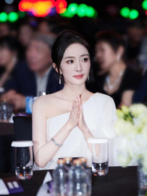 Lưu Diệc Phi ‘cạnh tranh Dương Mịch với biểu cảm khó đỡ - Ảnh 1. Lưu Diệc Phi ‘cạnh tranh Dương Mịch với biểu cảm khó đỡ - Ảnh 1.