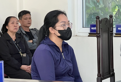 Bảo mẫu làm chết bé trai 7 tháng tuổi: 'Không biết việc nhận trông trẻ phải xin cấp phép'- Ảnh 1. Bị cáo Chu Uyển Vân tại tòa - Ảnh: DANH TRỌNG