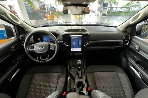 Vì sao 10 bán tải bán ra tại Việt Nam có tới 8 chiếc Ford Ranger?- Ảnh 5. Nội thất Ford Ranger có nhiều trang bị tiện nghi hơn đối thủ - Ảnh: Đại lý Ford/Facebook