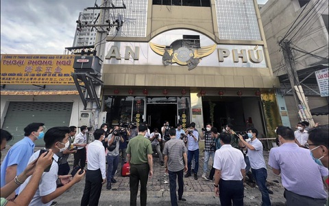 Vụ cháy quán karaoke An Phú làm 32 người chết: Khởi tố thêm hai công an- Ảnh 1. Hiện trường vụ cháy quán karaoke An Phú làm 32 người chết tại Bình Dương vào tháng 9-2022 - Ảnh: T.D.