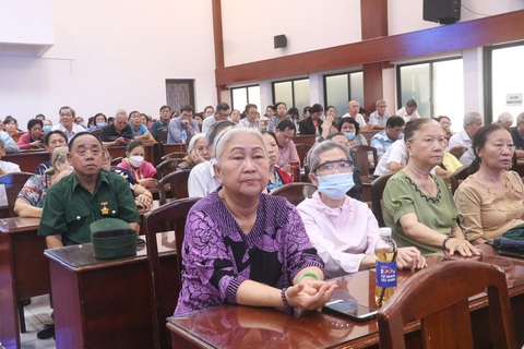 Cử tri quan tâm đến vụ án Vạn Thịnh Phát- Ảnh 1. Cử tri quận 11 tại buổi tiếp xúc - Ảnh: CẨM NƯƠNG