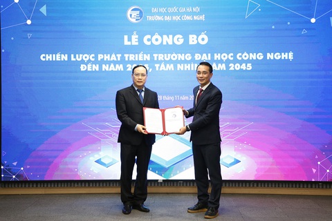 Trường đại học Công nghệ đặt mục tiêu trở thành đại học tiên tiến của châu Á- Ảnh 1. GS.TSKH Nguyễn Đình Đức (bên trái ảnh) trao Nghị quyết ban hành chiến lược cho GS.TS Chử Đức Trình - hiệu trưởng nhà trường - Ảnh: UET