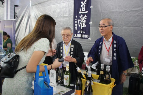Khách tham quan tìm hiểu về sake và ẩm thực Nhật Bản tại sự kiện - Ảnh: NGỌC ĐÔNG Khách tham quan tìm hiểu về sake và ẩm thực Nhật Bản tại sự kiện - Ảnh: NGỌC ĐÔNG