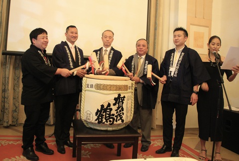 Ngài Ono Masuo, Tổng lãnh sự Nhật Bản tại TP.HCM (thứ 3 từ trái sang) cùng quan khách tiến hành nghi thức đập thùng rượu Sake “Kagami- Biraki” để khai mạc sự kiện - Ảnh: NGỌC ĐÔNG Ngài Ono Masuo, tổng lãnh sự Nhật Bản tại TP.HCM (thứ 3 từ trái sang), cùng quan khách tiến hành nghi thức đập thùng rượu sake “Kagami- Biraki” để khai mạc sự kiện - Ảnh: NGỌC ĐÔNG