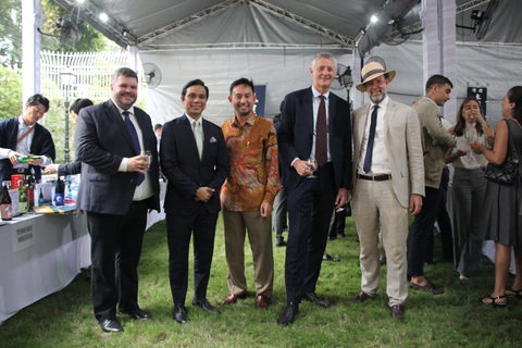 Tổng lãnh sự các nước (từ phải sang) Hà Lan, Ý, Indonesia, Malaysia và Hungary chụp ảnh kỷ niệm tại sự kiện - Ảnh: NGỌC ĐÔNG Tổng lãnh sự các nước (từ phải sang) Hà Lan, Ý, Indonesia, Malaysia và Hungary chụp ảnh kỷ niệm tại sự kiện - Ảnh: NGỌC ĐÔNG