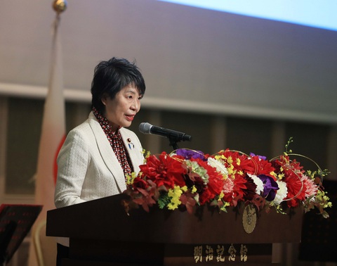 Nghệ sĩ Đặng Thái Sơn đệm đàn cho ca sĩ Nhật Bản hát bài của Thái thượng hoàng- Ảnh 3. Ngoại trưởng Nhật Bản Kamikawa Yoko phát biểu tại lễ kỷ niệm - Ảnh: TTXVN