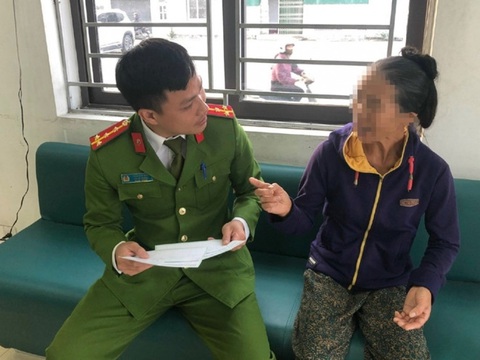 Kịp thời ngăn chặn kẻ giả danh công an lừa người phụ nữ 270 triệu đồng- Ảnh 1. Bà C. được cán bộ công an giải thích các vụ việc lừa đảo chiếm đoạt tài sản qua mạng xã hội - Ảnh: CACC