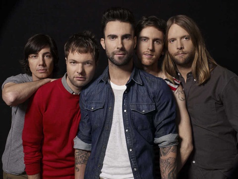 Ban nhạc Maroon 5, người đứng giữa là giọng ca chính, chủ lĩnh Adam Levine - Ảnh: NPR Ban nhạc Maroon 5, người đứng giữa là giọng ca chính, thủ lĩnh Adam Levine - Ảnh: NPR