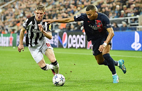Nghẹt thở bảng F Newcastle (trái) đối đầu nỗi đe dọa từ Mbappe - Ảnh: Reuters