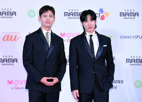 BTS thắng giải Biểu tượng toàn cầu của năm lần thứ 6 liên tiếp ở MAMA- Ảnh 8. TVXQ bảnh bao tại thảm đỏ MAMA 2023, được vinh danh là Nghệ sĩ truyền cảm hứng của năm - Ảnh: BTC