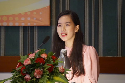 Nhà văn trẻ Hiền Trang chia sẻ câu chuyện của mình tại hội thảo - Ảnh: T.ĐIỂU Nhà văn trẻ Hiền Trang chia sẻ câu chuyện của mình tại hội thảo - Ảnh: T.ĐIỂU