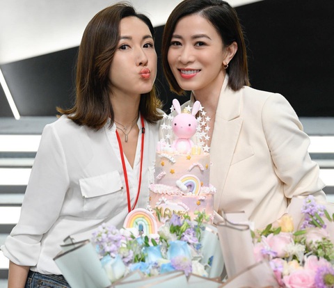 Xa Thi Mạn từ chối 'phũ' khi Đường Yên nhờ xin vai Nữ hoàng tin tức- Ảnh 1. 'Nữ hoàng tin tức' là bộ phim đánh dấu sự trở lại TVB sau nhiều năm rời nhà đài của Xa Thi Mạn (phải) cũng như Lý Thi Hoa (trái)