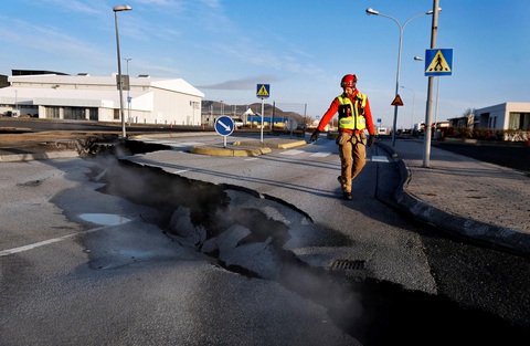 A big fissure goes through the town of Grindavík and here the road is completely severed. Eggert Jóhannesson - Ảnh: icelandmonitor.mbl.is Động đất làm hư hại một con đường ở thị trấn Grindavik, Iceland - Ảnh: icelandmonitor.mbl.is