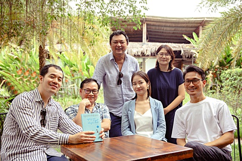 Du lịch và điện ảnh kết duyên ra sao sau Em và Trịnh, Đất rừng phương Nam, Tôi thấy hoa vàng...- Ảnh 7. Đạo diễn Trịnh Đình Lê Minh, nhà sản xuất Phan Gia Nhật Linh cùng đoàn phim Ngày xưa có một chuyện tình đến thăm nhà văn Nguyễn Nhật Ánh - Ảnh: ĐPCC