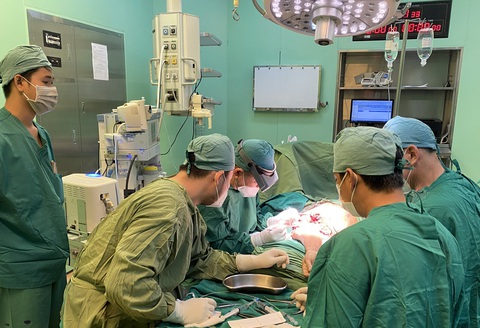 Nối thành công cánh tay bị đứt lìa tại Bệnh viện Bà Rịa- Ảnh 1. Phẫu thuật nối cánh tay bị đứt lìa cho bệnh nhân Nguyễn S. - Ảnh: Bệnh viện cung cấp