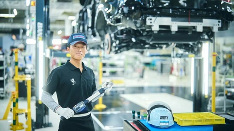 Đỉnh cao sản xuất Toyota Century SUV: Siết bu lông cũng lâu gấp 12 lần xe thường- Ảnh 2. Hiroki Tanaka là một trong những người được chọn để sản xuất Toyota Century. Có thể nói, nhóm 40 người này có trình độ tương đương cấp chuyên gia/trưởng nhóm sản xuất trở lên. Toyota Times xếp họ vào nhóm "bậc thầy" - Ảnh: Toyota