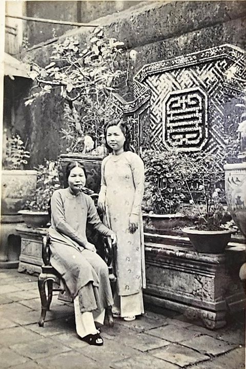 Bí ẩn mỹ nhân nội cung vua Khải Định - Kỳ 5: Thực tế đau xót của mỹ nữ hậu cung- Ảnh 3. Bà Tân Điềm (ngồi) chụp cùng người cháu tại tư gia 12 Bạch Đằng, Huế - Ảnh: Thái Lộc chụp lại