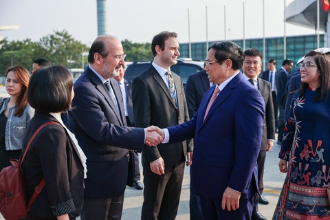 Chuyến thăm chính thức đầu tiên của Thủ tướng Việt Nam tới Thổ Nhĩ Kỳ- Ảnh 3. Đại sứ Thổ Nhĩ Kỳ tại Việt Nam HaIdun Tekneci tiễn Thủ tướng và phu nhân tại sân bay Nội Bài - Ảnh: NHẬT BẮC