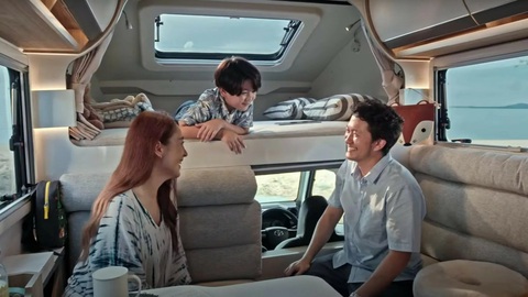 Toyota Hilux Champ khoe khả năng tùy biến cực đa dạng- Ảnh 6. Bồn chứa đồ phía sau biến mất hoàn toàn. Thay vào đó là giao diện nhà 2 tầng với giường đôi đặt cao ngay dưới cửa sổ trời - Ảnh cắt từ video, nguồn: Toyota