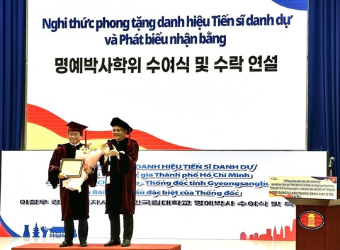 Đại học Quốc gia TP.HCM phong tặng tiến sĩ danh dự cho thống đốc một tỉnh của Hàn Quốc- Ảnh 1. Ông Lee Cheol Woo nhận danh hiệu tiến sĩ danh dự Đại học Quốc gia TP.HCM - Ảnh: THẢO CHI