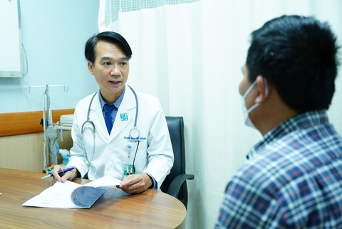 Chương trình tư vấn: Kiểm soát rung nhĩ, phòng ngừa biến chứng nguy hiểm- Ảnh 2. TS BS. Bùi Thế Dũng tư vấn điều trị cho người bệnh